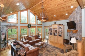 Cheminée, lecteur de DVD, table de tennis de table