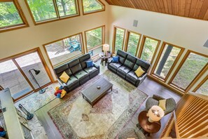 Smart-tv, een open haard en tafelvoetbal