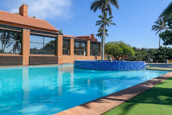 2 piscinas al aire libre, sillones reclinables de piscina