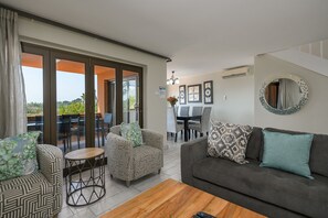 Superior villa | Woonruimte | Flatscreentelevisie