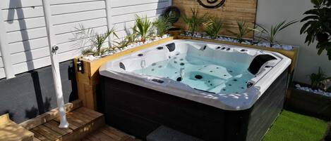 Bain à remous extérieur