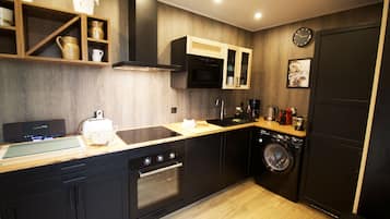 Frigorífico, microondas, horno y placa de cocina