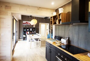 Fridge, microwave, oven, stovetop - GRAZIELLA gîte 95 m² air-conditioned 6 persons 2 bathrooms (Doucier)
