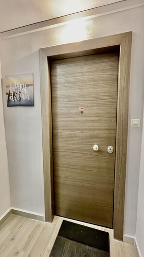 32-inch TV with digital channels - Amazing apt. close to cultural sites (Athens)