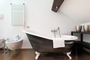 Apartment, 1 Bedroom | Bathroom | Bathtub, deep soaking tub, towels - easyhomes - San Marco (Milan)