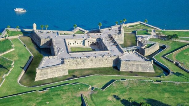 Vista aérea de una fortaleza histórica con múltiples bastiones y un foso.