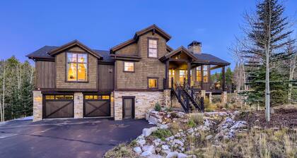 Luxury Vacation Rental | Sleeps 12 | Walk to Main Street