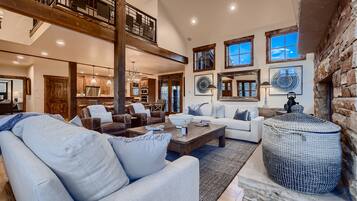 Télévision à écran plat, cheminée, baby-foot, espaces bureaux