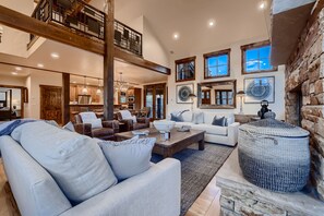 Una televisión de pantalla plana, una chimenea, un futbolín, una oficina