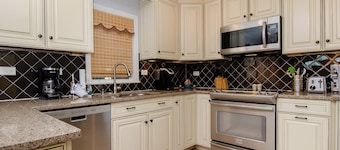 Pet Friendly Cottage Minutes from the KB Pier