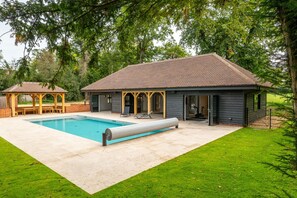 Lämmitetty uima-allas