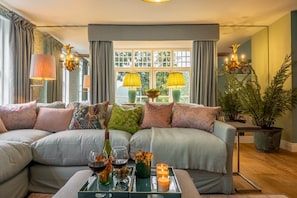 TV, fireplace, table football, ping pong - A magnificent Grade II listed farmhouse dating from the 17th century. (Pakenham)