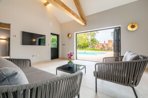 Interior - This magnificent Grade II listed farmhouse dating from the 17th century sits proudly within 500 acre (Pakenham)