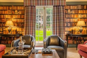 Interior - This magnificent Grade II listed farmhouse dating from the 17th century sits proudly within 500 acre (Pakenham)