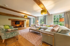 TV, fireplace, foosball, table tennis - This magnificent Grade II listed farmhouse dating from the 17th century sits proudly within 500 acre (Pakenham)