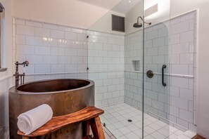 Badewanne, Haartrockner, Handtücher