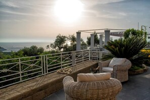 Terrace/patio - Nestled between heaven and earth on the Gulf of Sorrento (Italia)