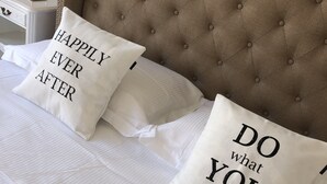 A bed with two white pillows, one with "HAPPILY EVER AFTER" and the other with "DO WHAT YOU LOVE". - Azurie Sea View Apartment (juan les pins)