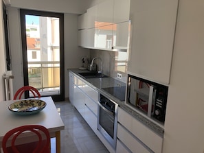 Fridge, microwave, oven, dishwasher - Azurie Sea View Apartment (juan les pins)