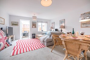 TV, fireplace - The Lapwing, Aldeburgh (Aldeburgh)