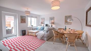 2 عدّة غرف نوم ومساحة عمل للكمبيوتر المحمول ومكواة/لوح كي وسرير سفر