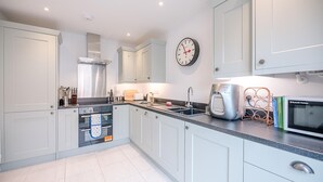 Hus (2 Bedrooms) | Privat køkken | Mikrobølgeovn, ovn, kogeplade, opvaskemaskine