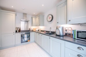 House (2 Bedrooms) | Private kitchen | Microwave, oven, stovetop, dishwasher - The Lapwing, Aldeburgh (Aldeburgh)