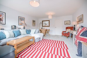 TV, fireplace - The Lapwing, Aldeburgh (Aldeburgh)