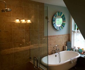 Badewanne, Haartrockner, Handtücher, Seife