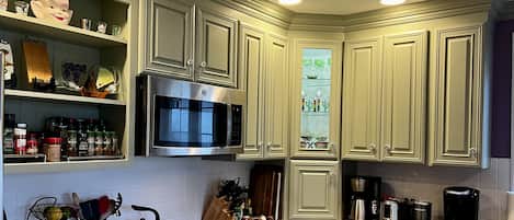 ثلاجة، ميكروويف، فرن، موقد طهي مسطح