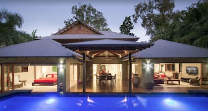 Sisanya - Port Douglas Luxury Retreat with Heated Pool & path to the beach!