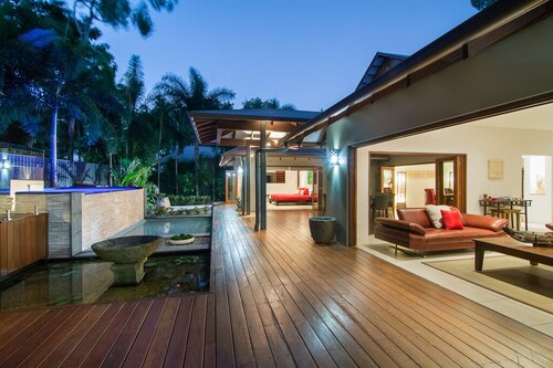 Sisanya - Port Douglas Luxury Retreat with Heated Pool & path to the beach!