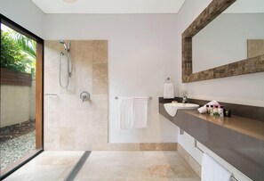 Shower, jetted bath, hair dryer, towels