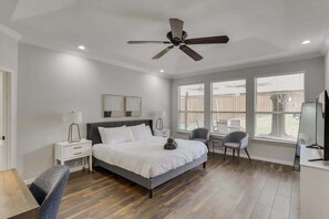 5 bedrooms, iron/ironing board, WiFi, bed sheets