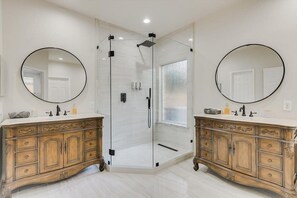 Badewanne, Haartrockner, Handtücher, Shampoo