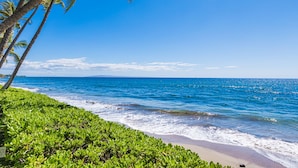 På stranden