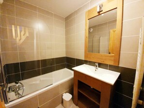 Bathtub - 200m from shops, 2nd floor, swimming pool, balcony, parking, tv, ski locker, 60m², Vars (Vars)