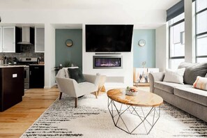 Televisión, chimenea y oficina 