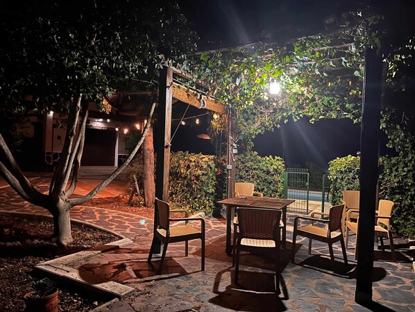 Outdoor dining - Berrocal Rural Accommodation (Berrocal)