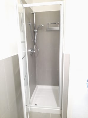 Suihku, hiustenkuivaaja, bidee