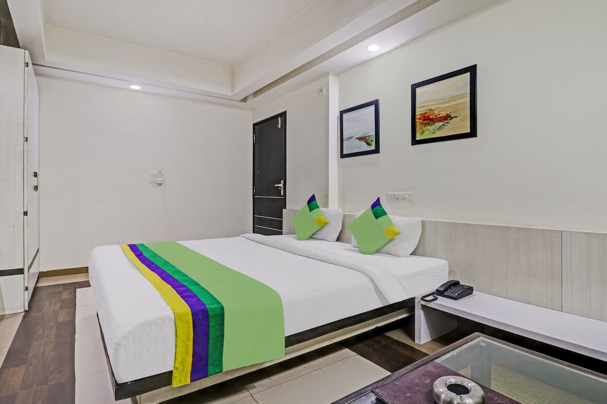 Standard Double Room | Desk, laptop workspace, iron/ironing board