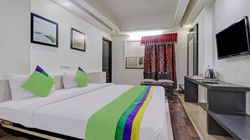 Standard Double Room | Desk, laptop workspace, iron/ironing board