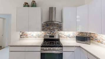 冰箱、微波炉、烤箱、炉灶