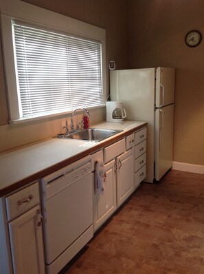 Fridge, microwave, oven, stovetop - Relaxing ~ Fishing ~ Boating ~ Hunting ~ What More Is Needed? (Alma)