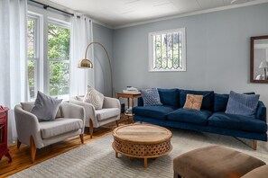Maison, 2 chambres | Coin séjour | TV connectée