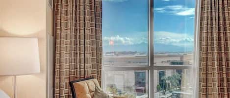 1 غرفة نوم وخزنة داخل الغرفة ومكتب ومكواة/لوح كي