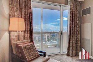 Flat-screen TV, offices - MGM Signature-10-714 1Br Balcony Suite Accessible (Las Vegas)