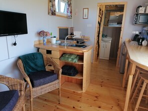 Fridge, microwave, oven, stovetop - Shepherds Hut with stunning Pembrokeshire hill views (Maenclochog)