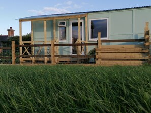Exterior - Shepherds Hut with stunning Pembrokeshire hill views (Maenclochog)