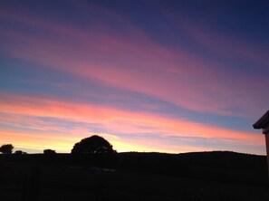 Exterior - Shepherds Hut with stunning Pembrokeshire hill views (Maenclochog)